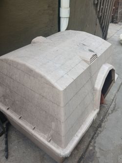 Outdoor dog house