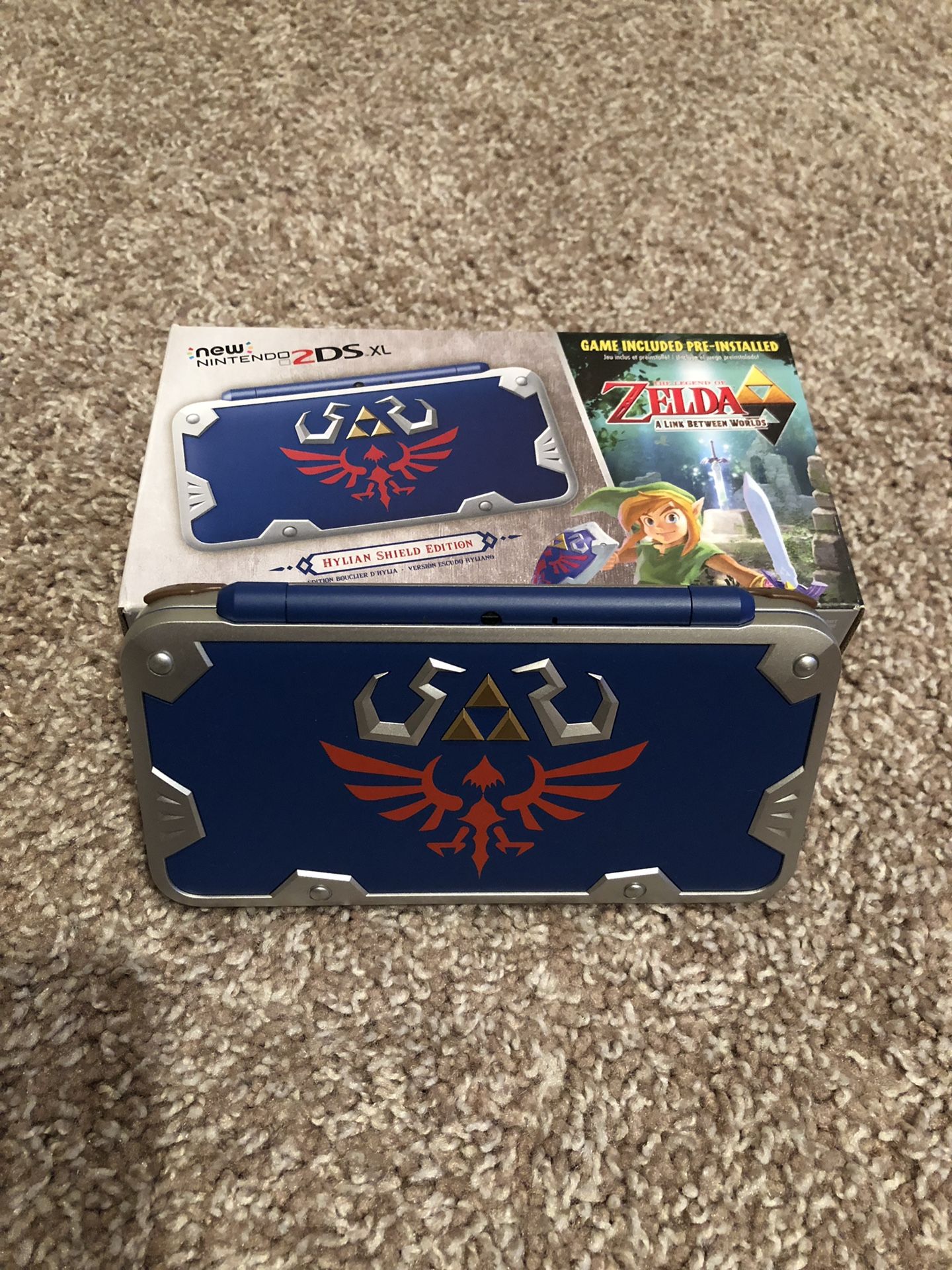 Nintendo 2DS XL Hylian Shield edition + games