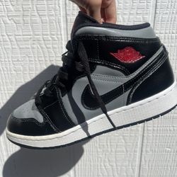 Air Jordan 1 Mid Sneakers 6.5 Men’s/Women’s — gently used