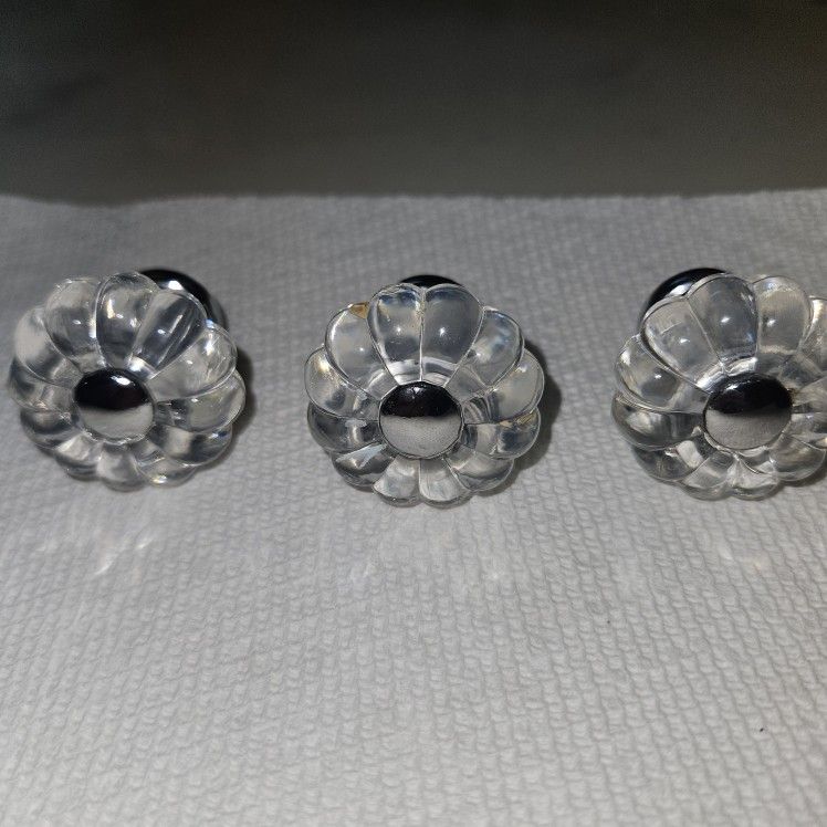 3 CRYSTAL DRAWER KNOBS. 1.5IN WIDE