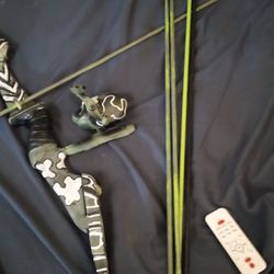 Bowfishing Bow With Seven Arrows