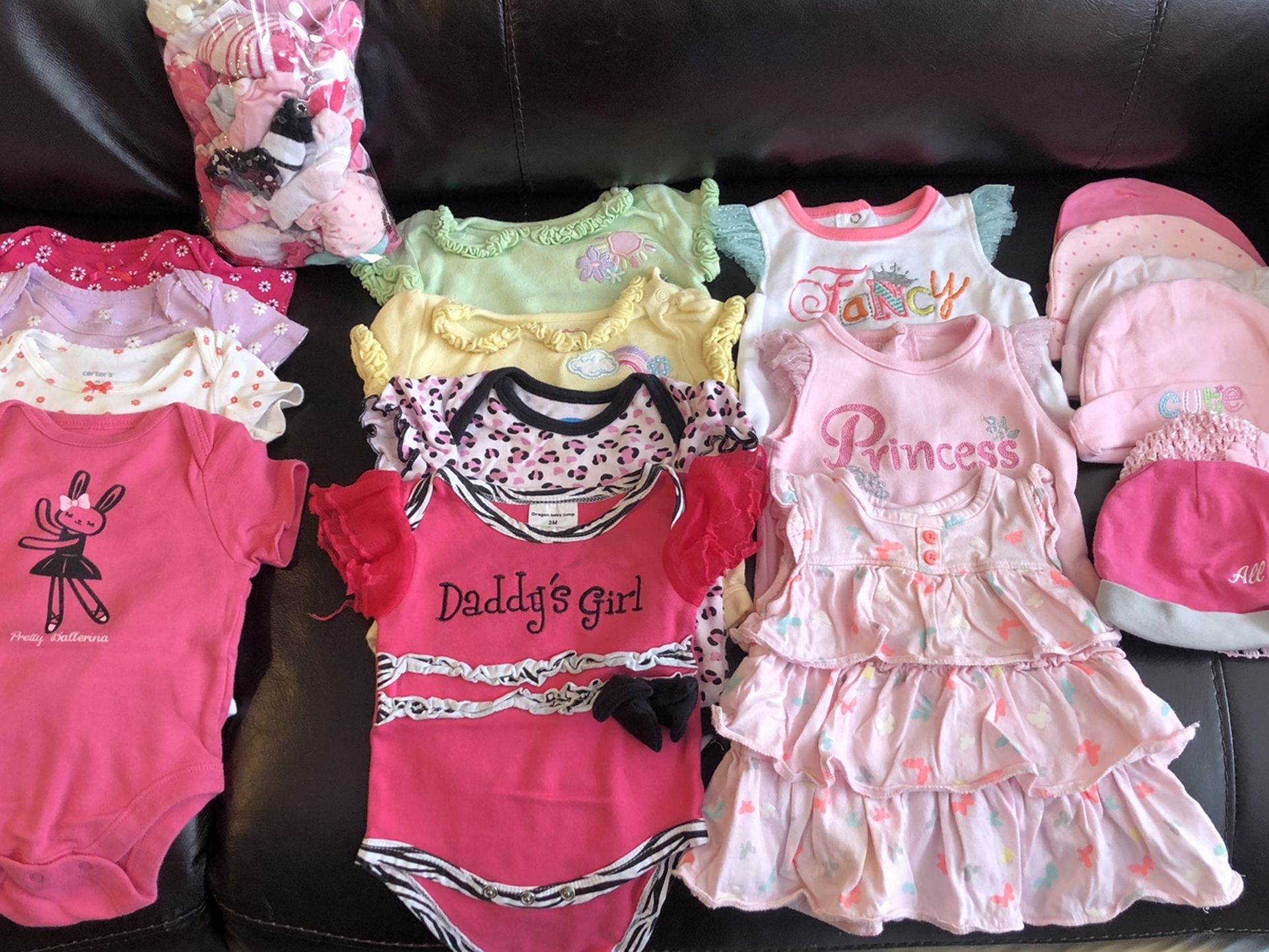 Baby Girl Clothes 0-3 Months: 11 Onesies, 3 Shirts, 6 Hats, 1 Bathing Suit, 5 Bows, Socks And Sleepers.