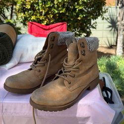 Women Boots Size 8 1/2