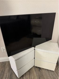 Samsung Smart TV + Wall Mount Included