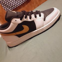 Air Jordan 1 Low ‘Gold Swoosh’ Shoes 6.5Y
