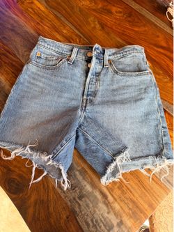 Levis 501 mid thigh shorts