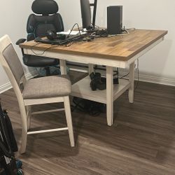 Dining Room Table/ Chairs 