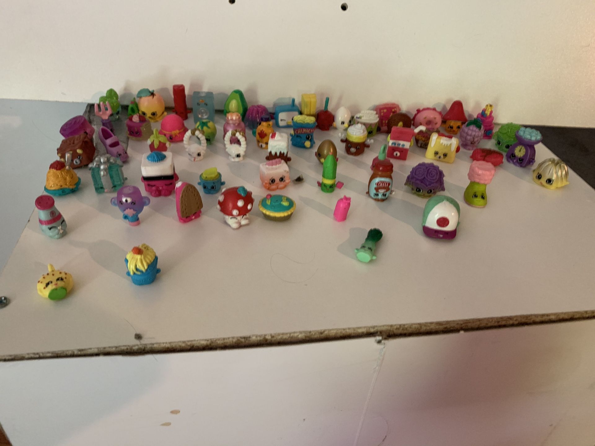 Shopkins -202 shopkins plus some extra accessories