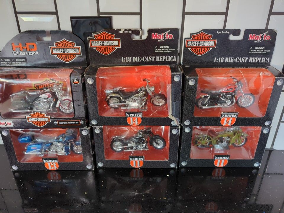 Maisto Die cast 1:18 replica harley davidson lot Of 18 All Were Displayed