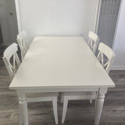 Expandable White Table And 4 Chairs 