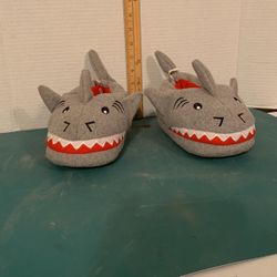 KIDS SHARK SLIPPERS SIZE 13-1