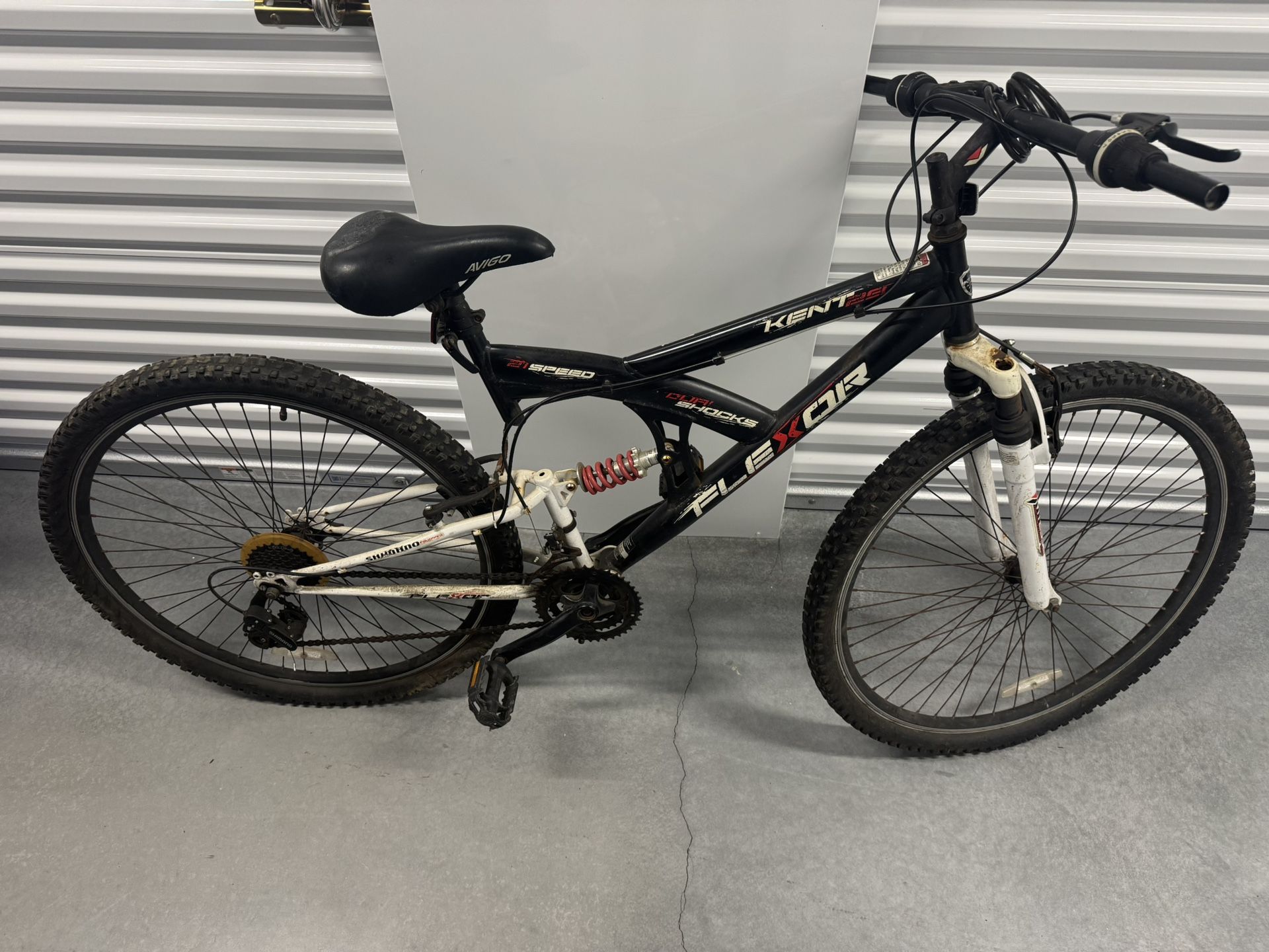 Kent Flexor Bike- Black/white/red