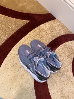 grey nike huarache size (2.5 in kids )