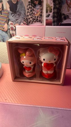 Hello Kitty Salt & Pepper Shaker For Sale