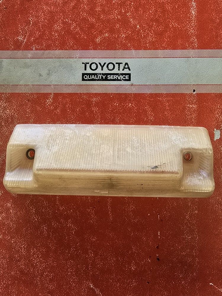 🔧 FOR SALE: Deck Lamp Lens Cover – Toyota Pickup Extra Cab (1984–1988)