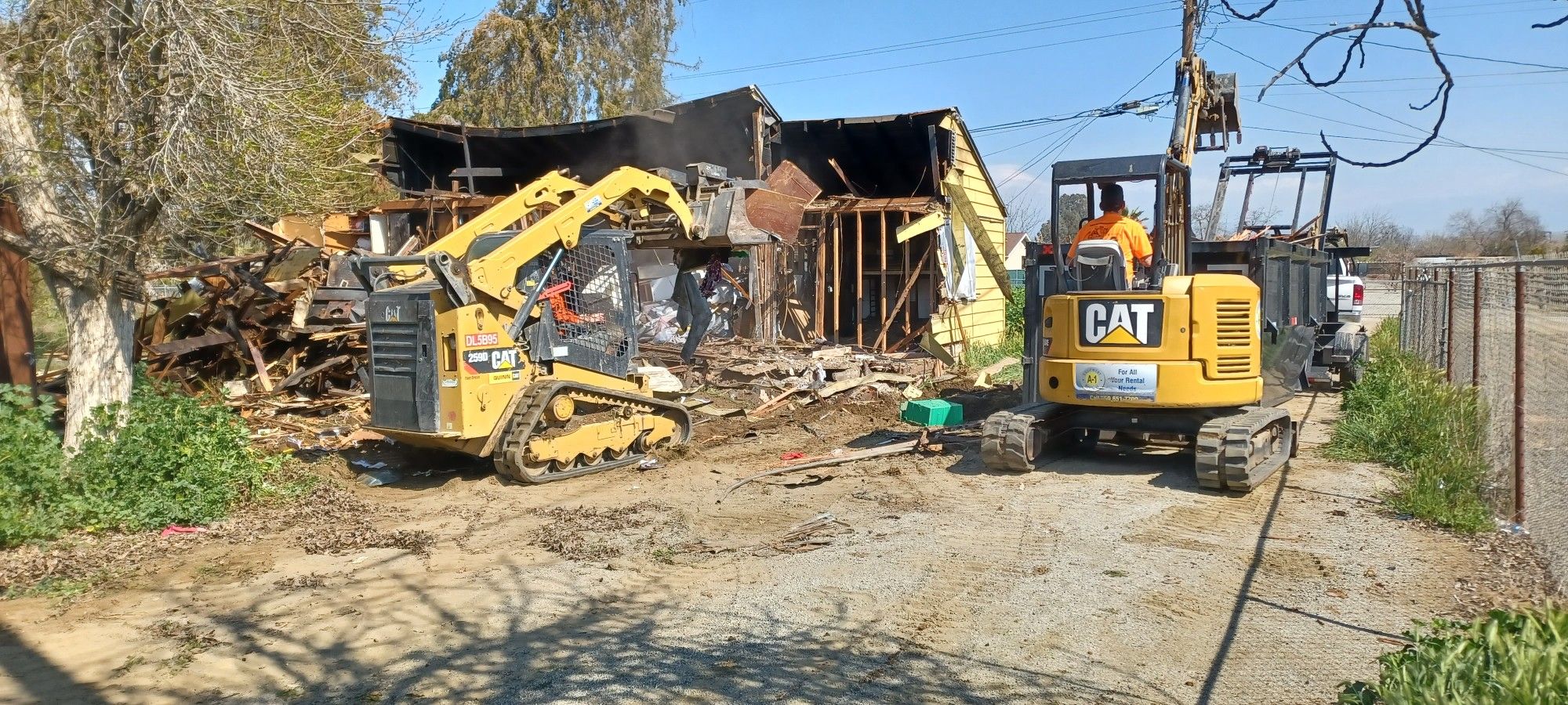 Bobcat 380/ Dump Trailer