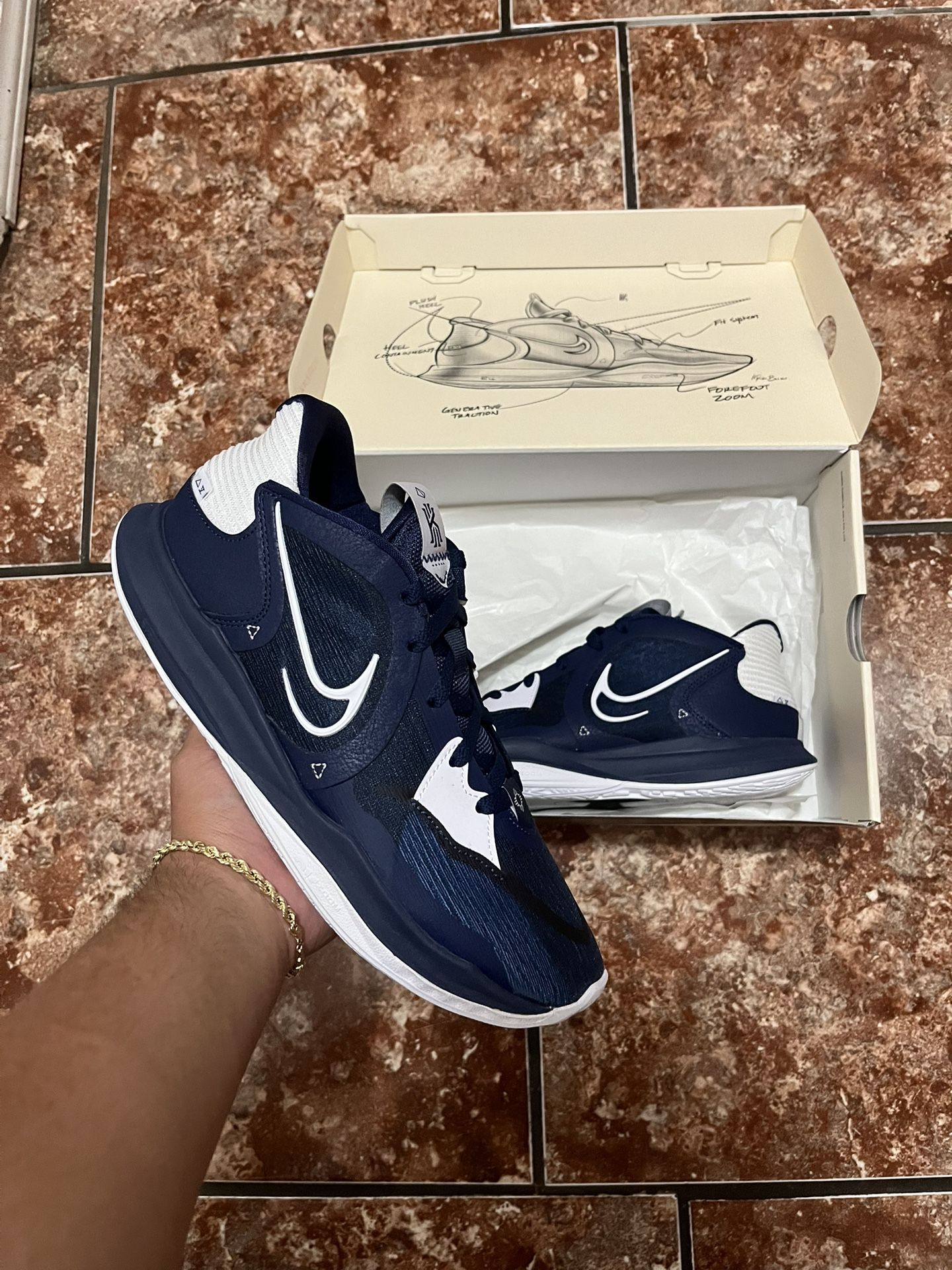 Nike Kyrie Size 9.5