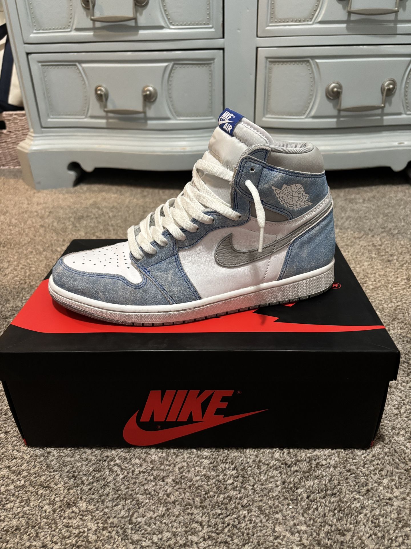 Jordan 1 Hyper Royal Smoke Grey