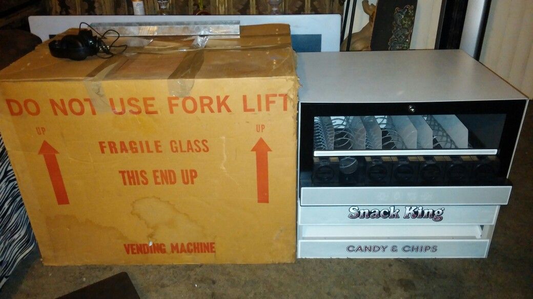 7 SLOT SNACK KING TABLE TOP VENDING MACHINE SUPER OLD & MINT. for Sale