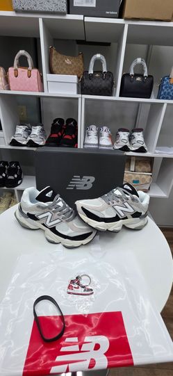 New balance 9060 8.5 men   10 Women