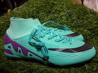 Soccer cleats us size 5.5youth