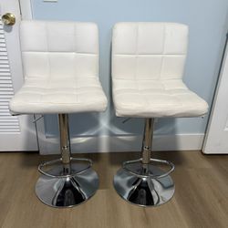 2 bar stools