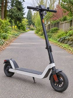 NIU KQi2 Pro Electric Scooter 17.9mph 24.9 mile rNge