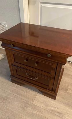 BROYHILL NIGHTSTAND