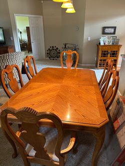 Stanley oak dining table with six chairs; matching China cabinet