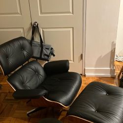 Black Leather Wood Detailing Lounge Chair 