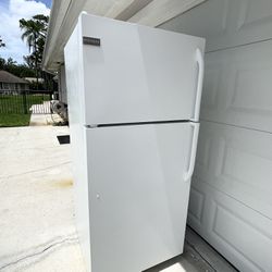 Refrigerator with Top Freezer 