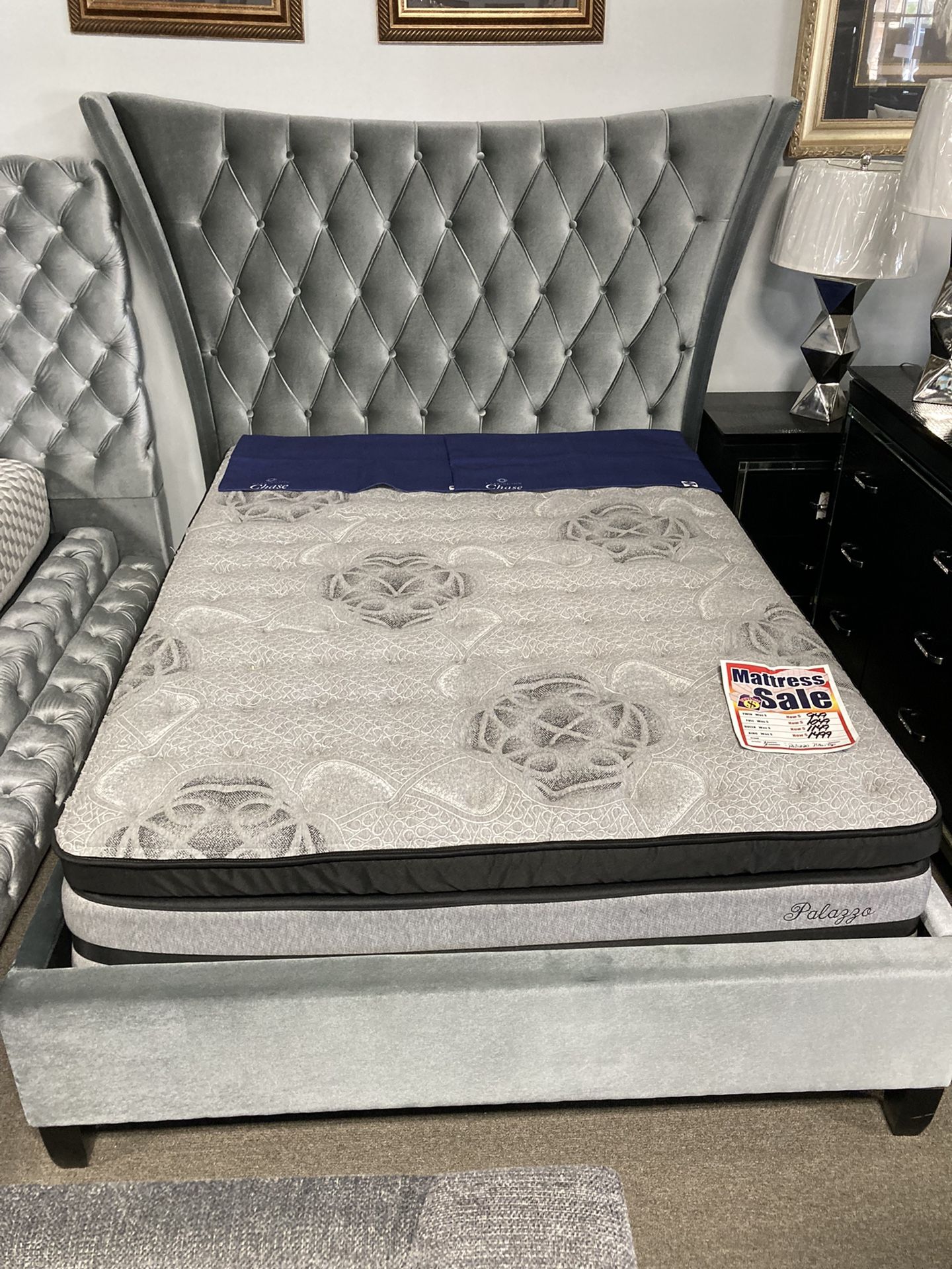 Glamorous King Bed Only $899 ✨🤍 Easy Financing Available ✨🖤 Free Delivery 🚚