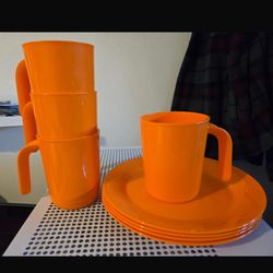 4 PLATOS EXTENDIDOS Y 4 TAZAS