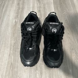 Men’s black runners