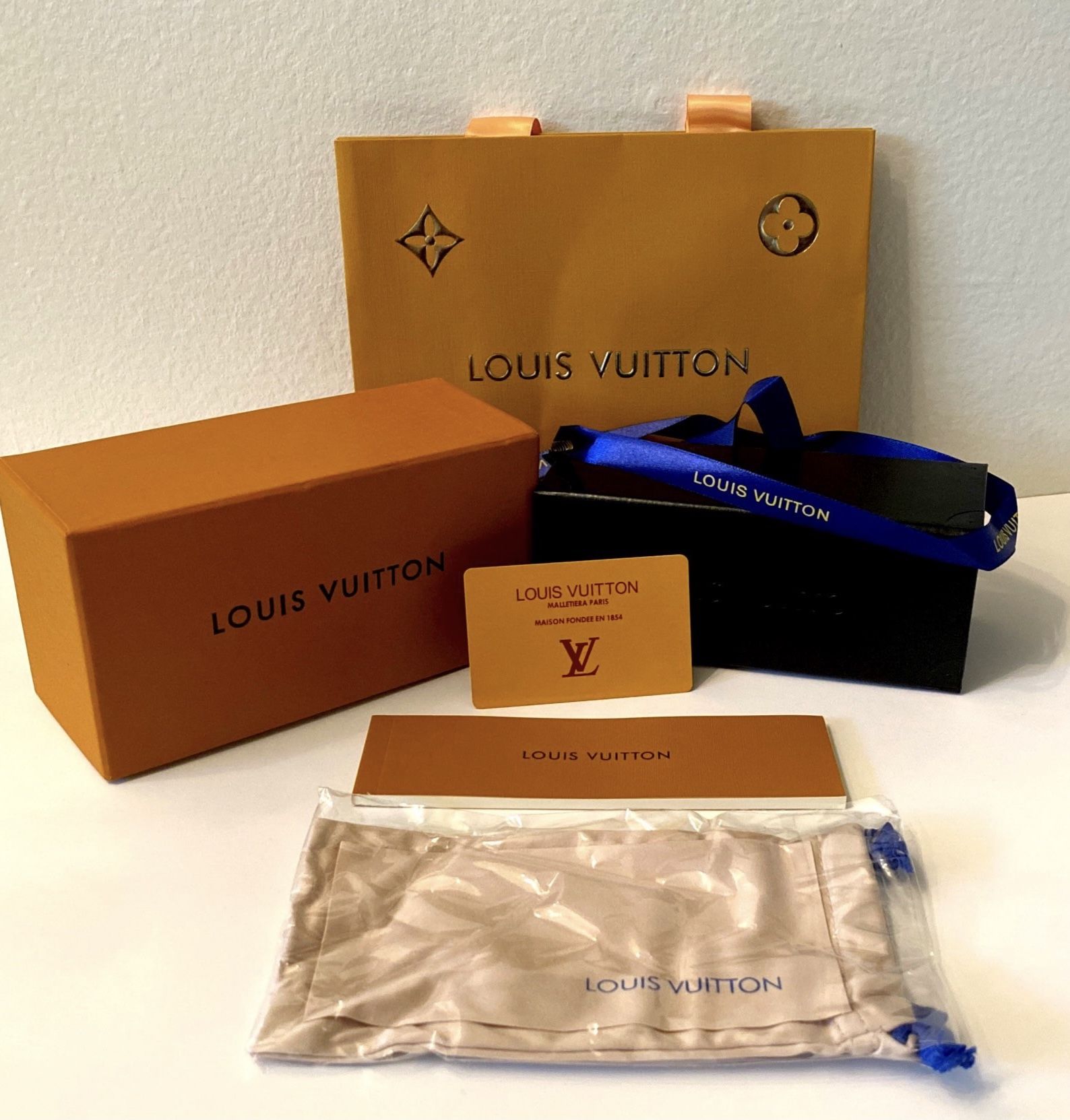 Louis Vuitton Twister Azur Sunglasses for Sale in Canyon Country, CA -  OfferUp