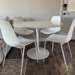 Round Table with Chairs