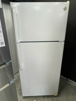 GE Top-Freezer Refrigerator in White