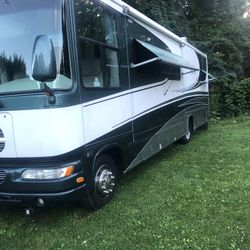 Motor Home (class A) 2004, Gulf Stream, Sun Voyager, White Color, Large 34’, Height 12’5.