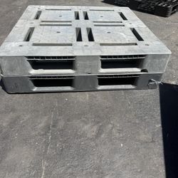 4 Heavy Duty plastic Pallet - 43x43 ($19 Each One)