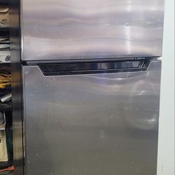 Danby mini fridge (4.2 cu.ft.)