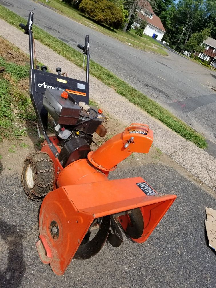 ARIENS ST524 Snowblower with tire chains for Sale in East Hartford, CT