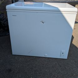 Hotpoint 6.9-cu ft Chest Freezer 