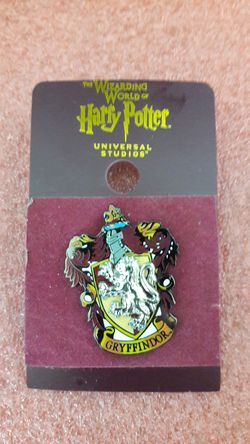 Universal Studios Wizarding Harry Potter GRYFFINDOR CREST PIN 1.75"X1.25" New