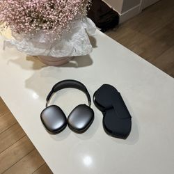 Like new! Apple AirPods Max Wireless Over-Ear Headphones