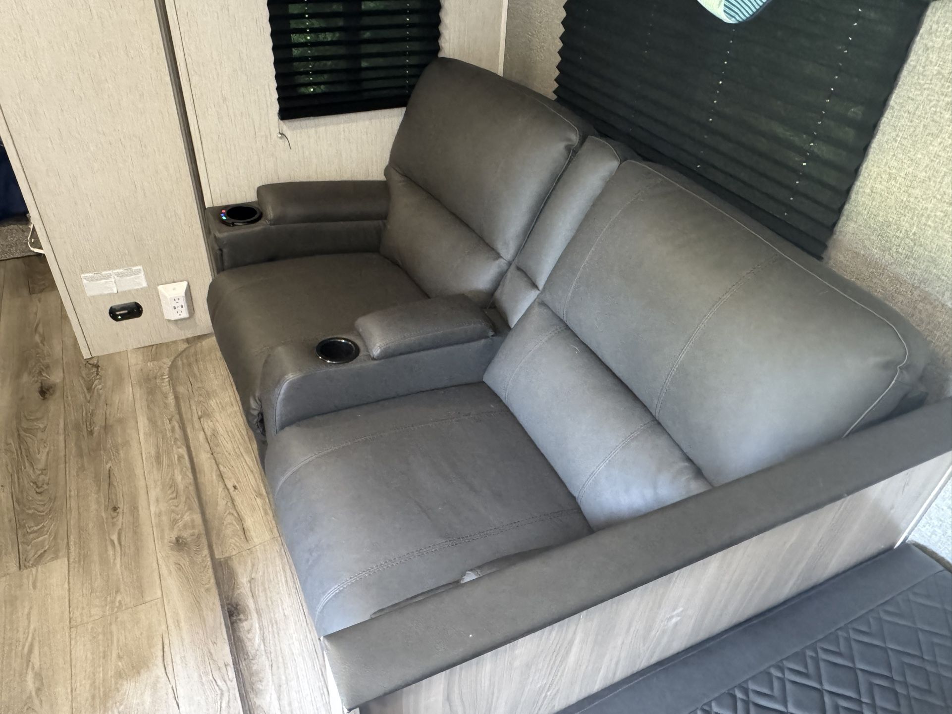 RV theater Seating With Console