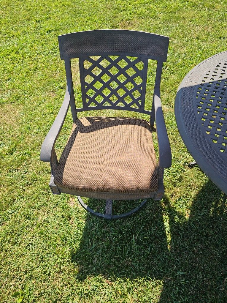 Very Nice Cast Aluminum Table Chairs