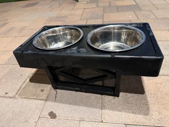 Elevated Pet feeding containers / Dog bowl