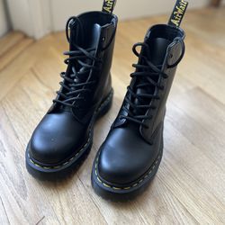 Women’s Doc Martens Boots Size 6.5 New