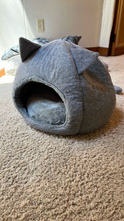 Cozy cat bed - like new