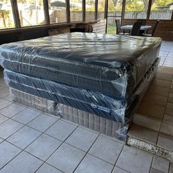 Beautyrest Black Mattress !! King Size